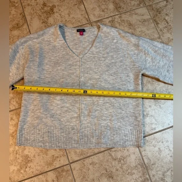 Vincent Camuto v-neck sweater size M - Picture 2 of 5